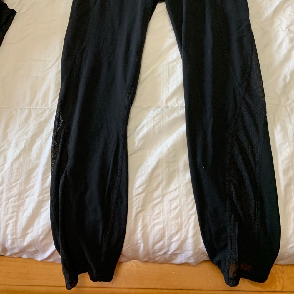 Athleta crop with mesh and pockets